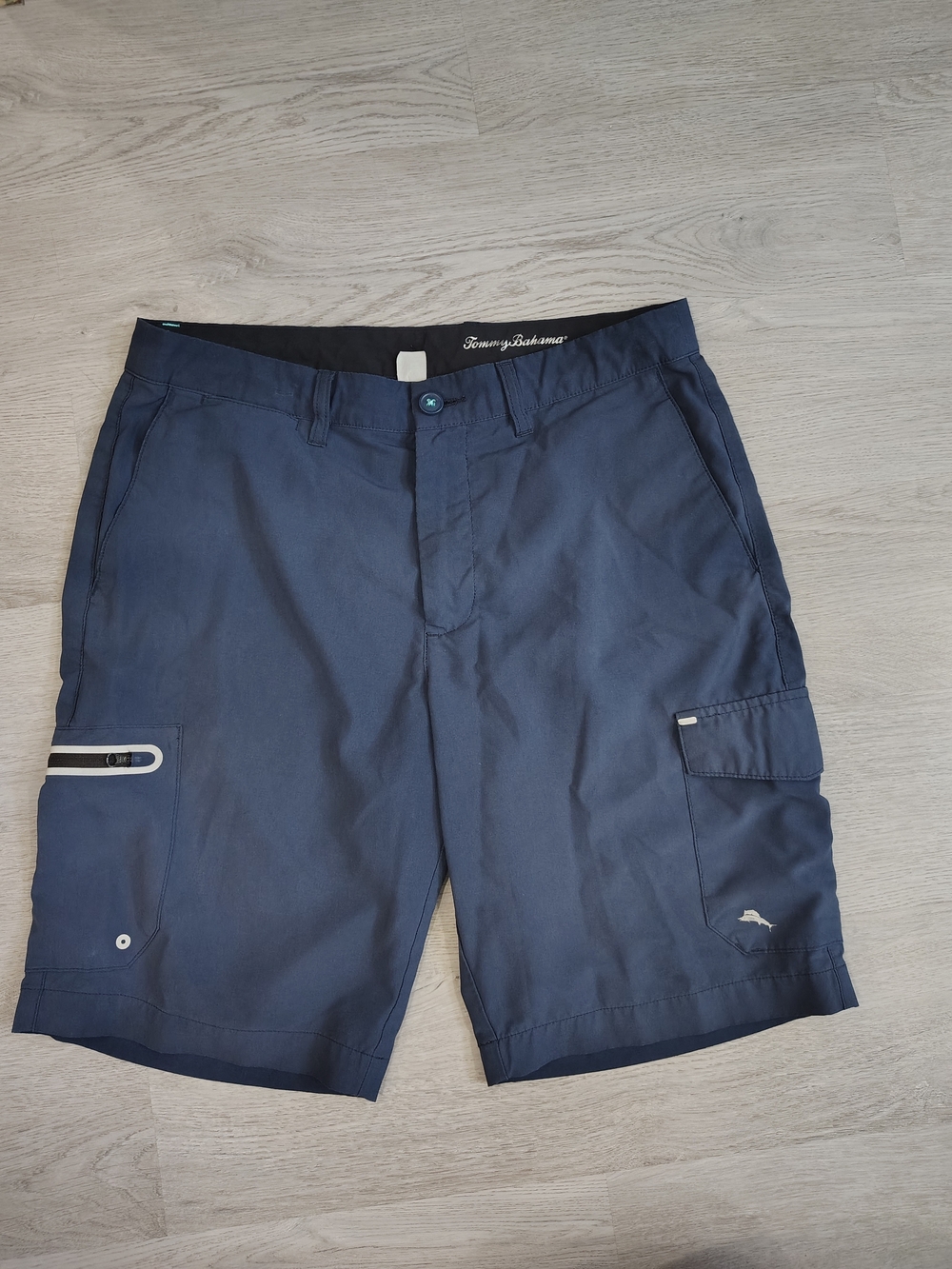 Tommy Bahama Men's Navy Cargo Shorts. Size 32